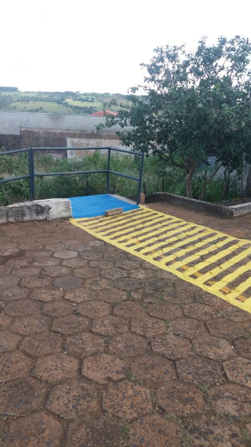 Prefeitura finaliza reforma de passarela e faz melhorias na sinalização de acesso à Santa Casa.